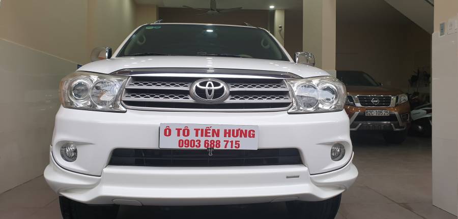Bán Toyota Fortuner Sportivo TRD xăng 2.7 2 cầu đời 2012 số tự động màu trắng đẹp mới 70% 1