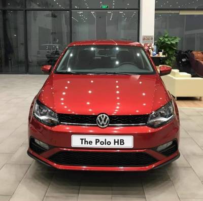 Volkswagen POLO hatchback màu đỏ tặng 50% phí trước bạ, tương đương 35 
