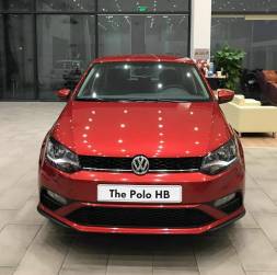 Volkswagen polo hatchback màu đỏ tặng 50% phí trước bạ, tương đương 35 