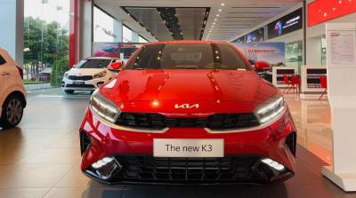 KIA K3 sẵn 1 xe đỏ Premium 2.0 tại showroom Giải Phóng. liên hệ 09622281667 để được giá tốt.