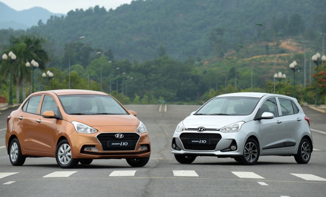 Hyundai i10 sedan bên trái và Hyundai i10 Hatchback bên phải