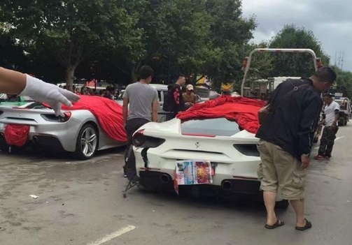hai siêu xe Ferrari 488 GTB gặp nạn - 1