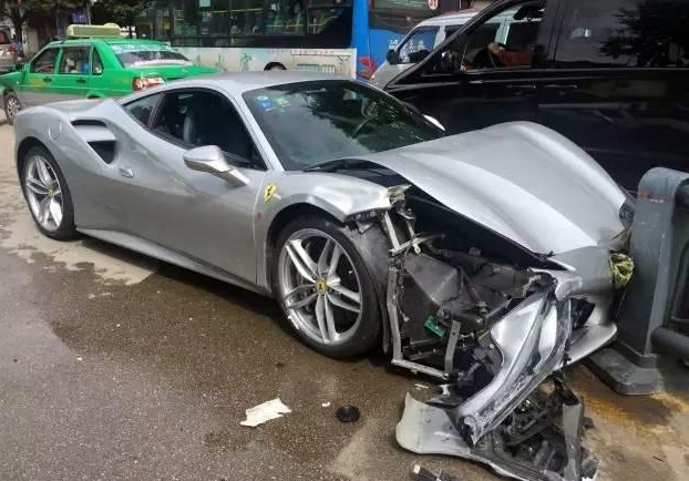 hai siêu xe Ferrari 488 GTB gặp nạn - 4