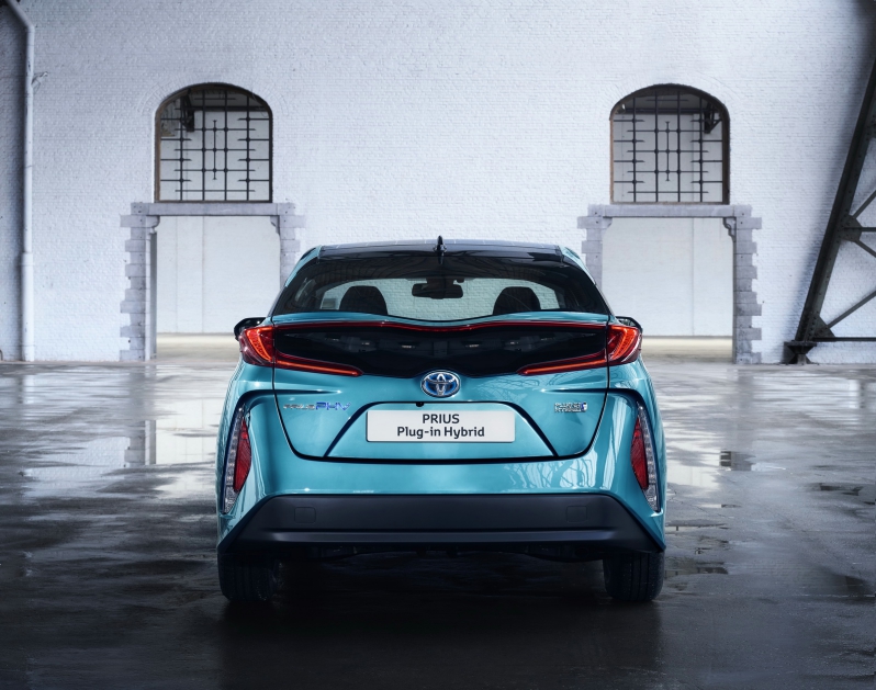 Toyota Prius Prime 2017 "gây sốt" với mức tiêu hao nhiên liệu chỉ 1 lít/100km
