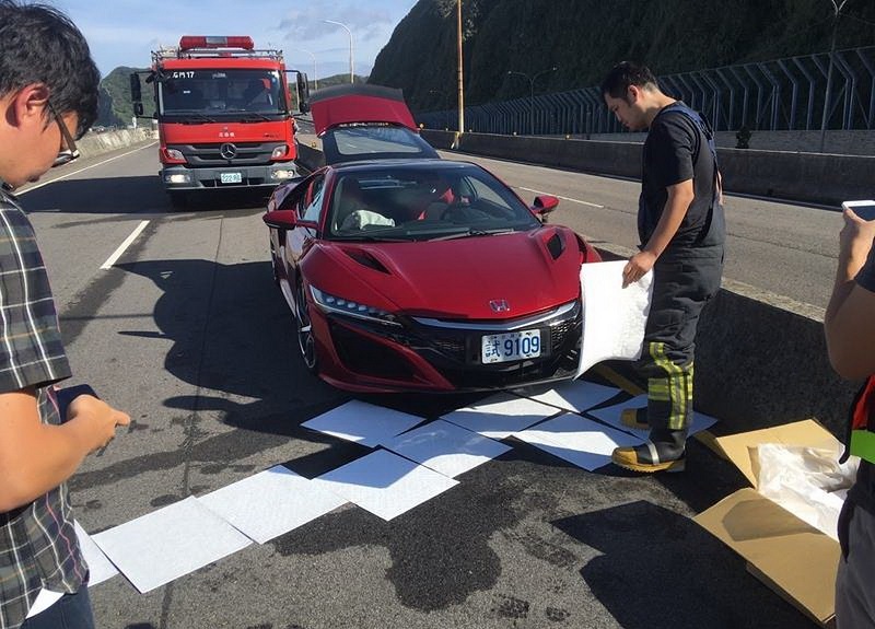 Phóng viên lái Acura NSX 2017 gây tai nạn - 2