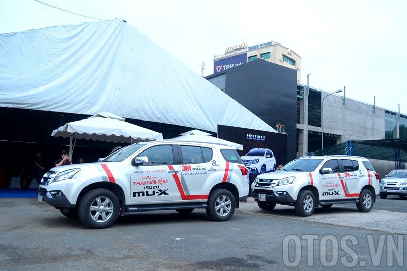 Hơn 300 khách hàng tham gia lái thử và trải nghiệm xe Isuzu tại TP.HCM