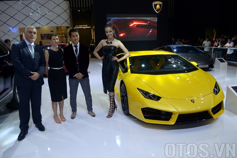 [VIMS 2016] Siêu xe Lamborghini Huracan LP580-2 hút khách tham quan