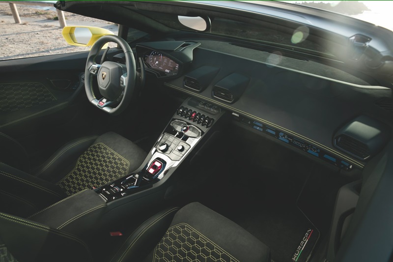 Lamborghini nhận đặt hàng Huracan LP580-2 Spyder tại Việt Nam từ tháng 12/2016, giá dự kiến 26 tỷ đồng