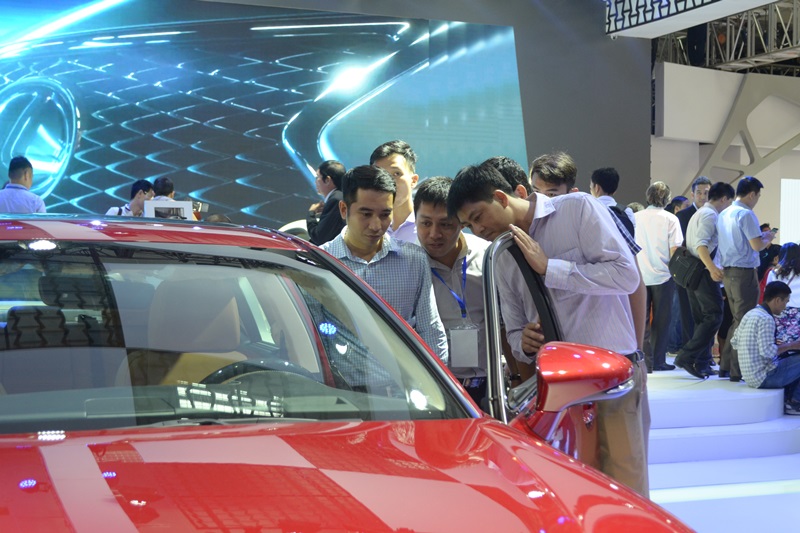 Thuế giảm, giá ô tô tại Việt Nam vẫn 'bình chân như vại'