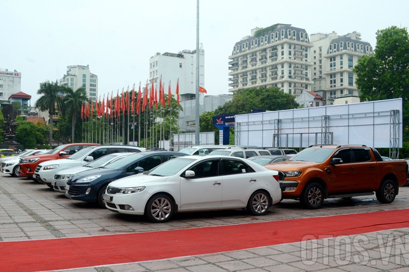 Người Việt đổ xô mua hơn 300.000 ô tô trong năm 2016