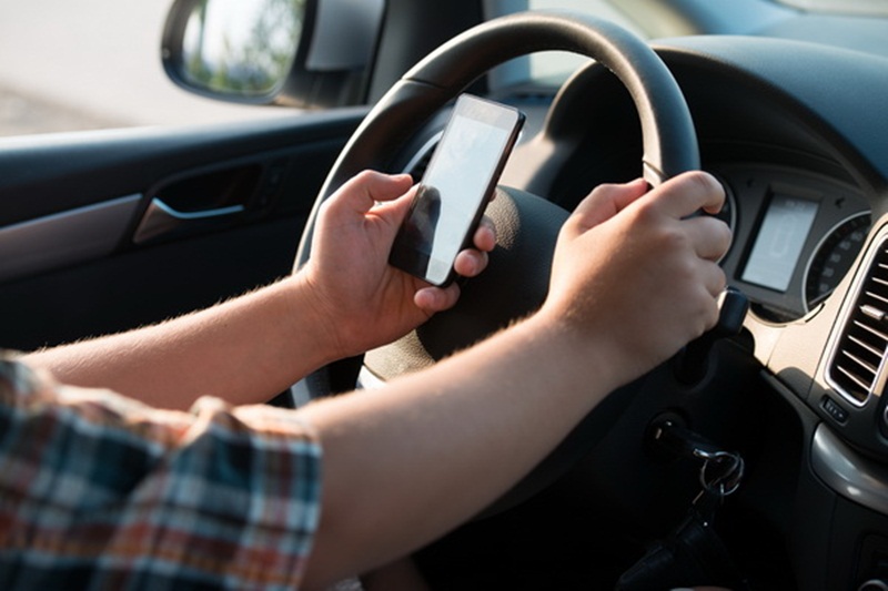 Sử dụng điện thoại bằng tay khi lái ô tô bị phạt bao nhiêu tiền?