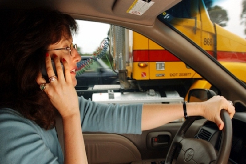Sử dụng điện thoại bằng tay khi lái ô tô bị phạt bao nhiêu tiền?