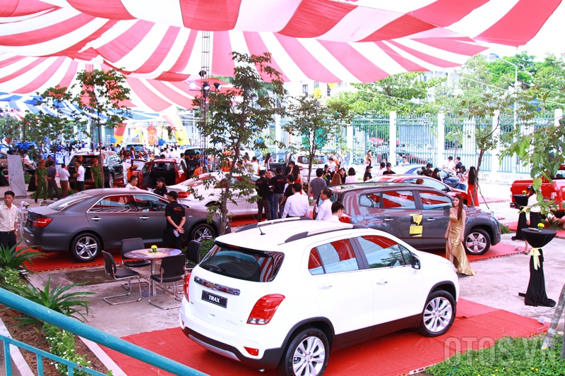 Giảm giá “kịch sàn”, thị trường ô tô Việt Nam vẫn “dậm chân tại chỗ”