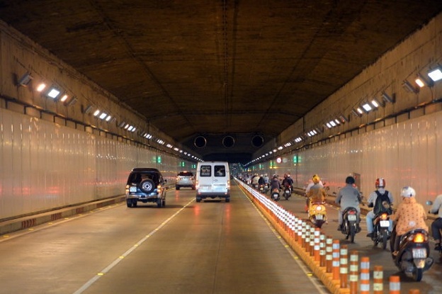 Qua hầm đường bộ không bật đèn chiếu sáng có bị tước quyền sử dụng GPLX?