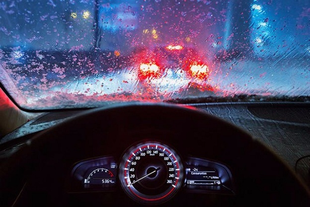 Kinh nghiệm “vàng” khi lái xe mùa mưa bão