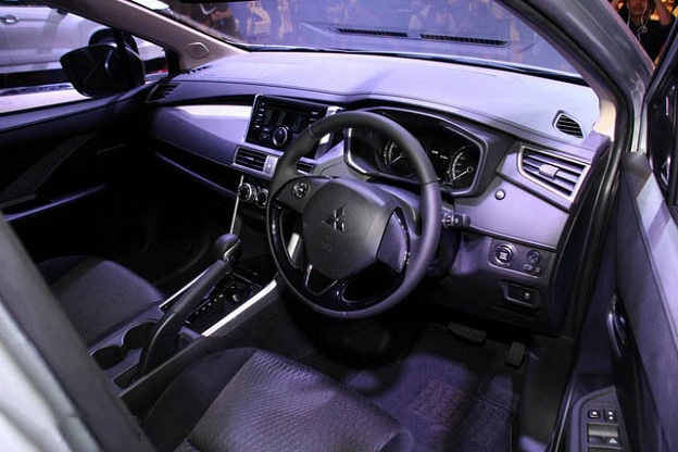 Chi tiết “hàng hot” Mitsubishi Expander, giá chỉ từ 321 triệu đồng