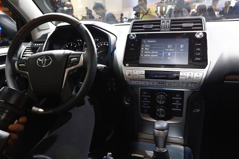 Toyota Land Cruiser Prado 2018 chính thức lộ diện: Đẹp hơn, mạnh mẽ hơn