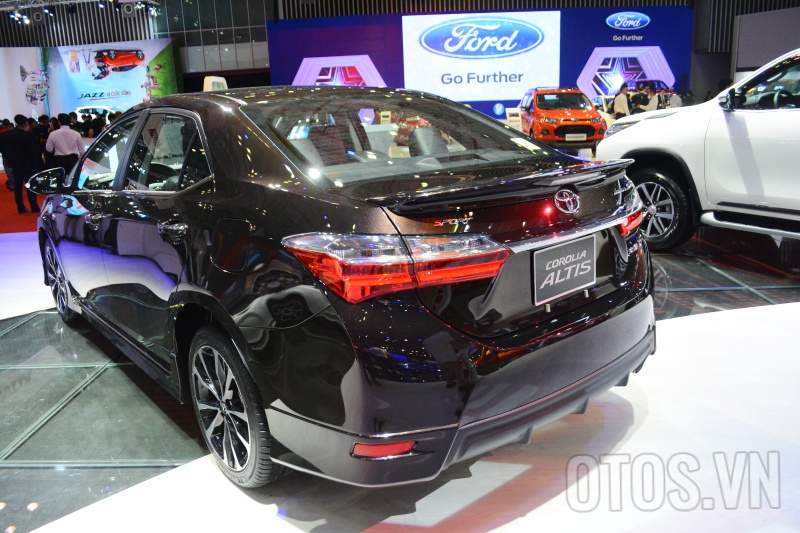 Toyota Corolla Altis 2017 chốt giá từ 702 triệu đồng tại Việt Nam