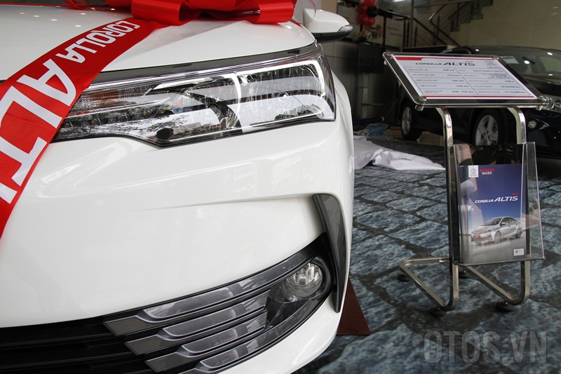 Giá từ 702 triệu đồng, Toyota Corolla Altis 2017 có gì để đấu với Mazda3?