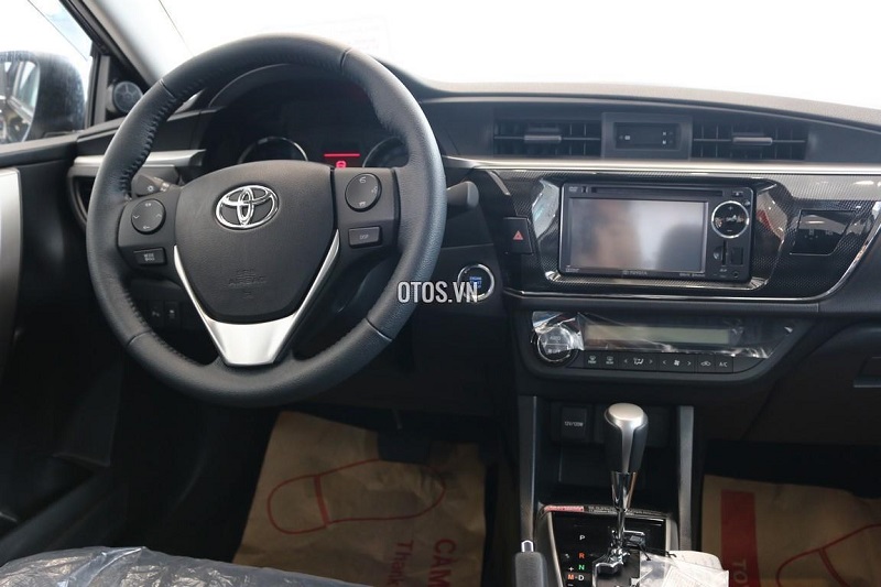 Giá từ 702 triệu đồng, Toyota Corolla Altis 2017 có gì để đấu với Mazda3?