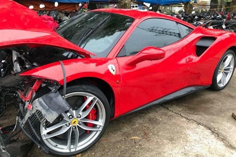 Siêu xe Ferrari 16 tỷ của Tuấn Hưng “nát be bét” sau tai nạn