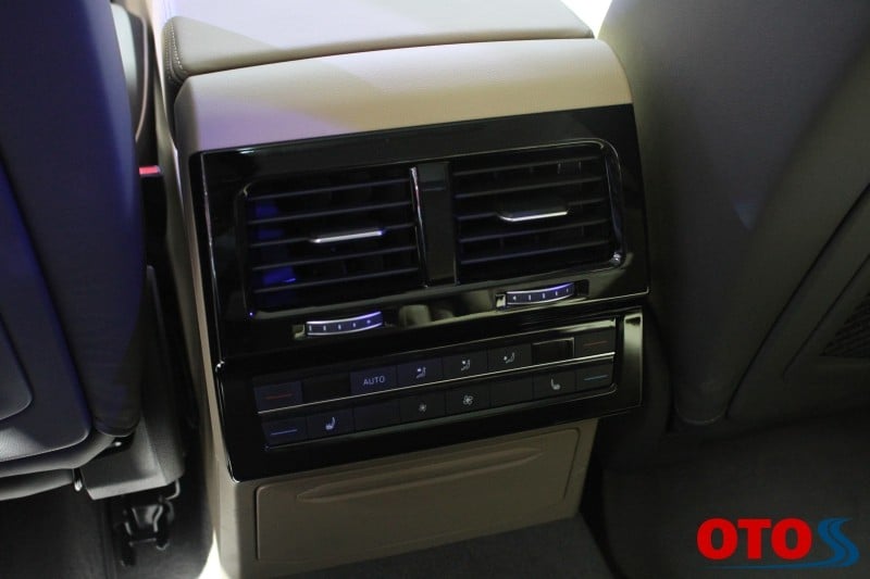 hệ thống điều hòa cho hàng ghế sau xe Volkswagen Touareg