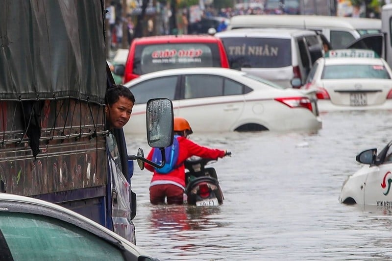 Hàng trăm ôtô chết máy trên đường ngập ở Sài Gòn