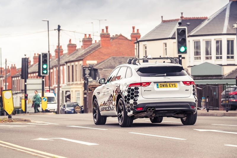 Rút ngắn thời gian chờ đèn xanh nhờ công nghệ mới của Jaguar Land Rover