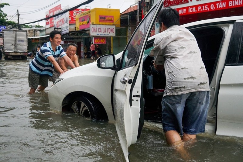 Hàng trăm ôtô chết máy trên đường ngập ở Sài Gòn