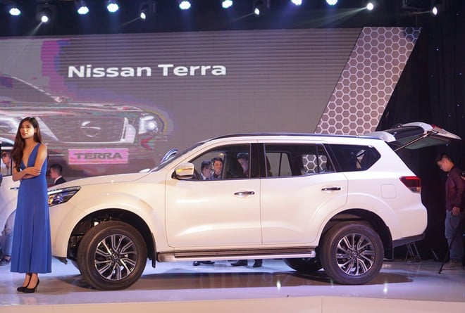Nissan Terra có giá từ 988 triệu đồng
