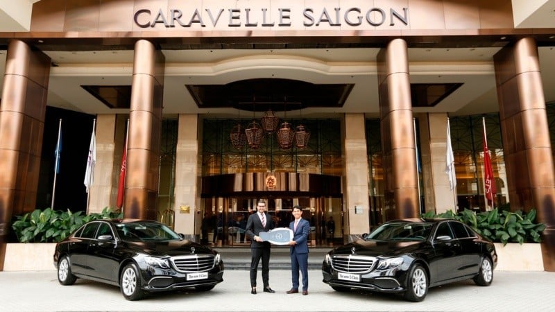 Mercedes-Benz bàn giao xe E-Class cho khách sạn Caravelle