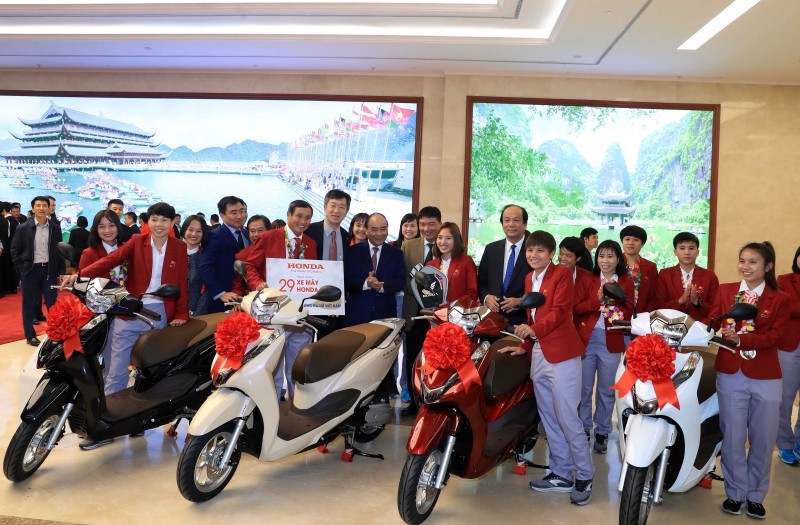 HVN trao tặng xe Honda LEAD cho thành viên Đội tuyển Quốc gia Nữ Việt Nam