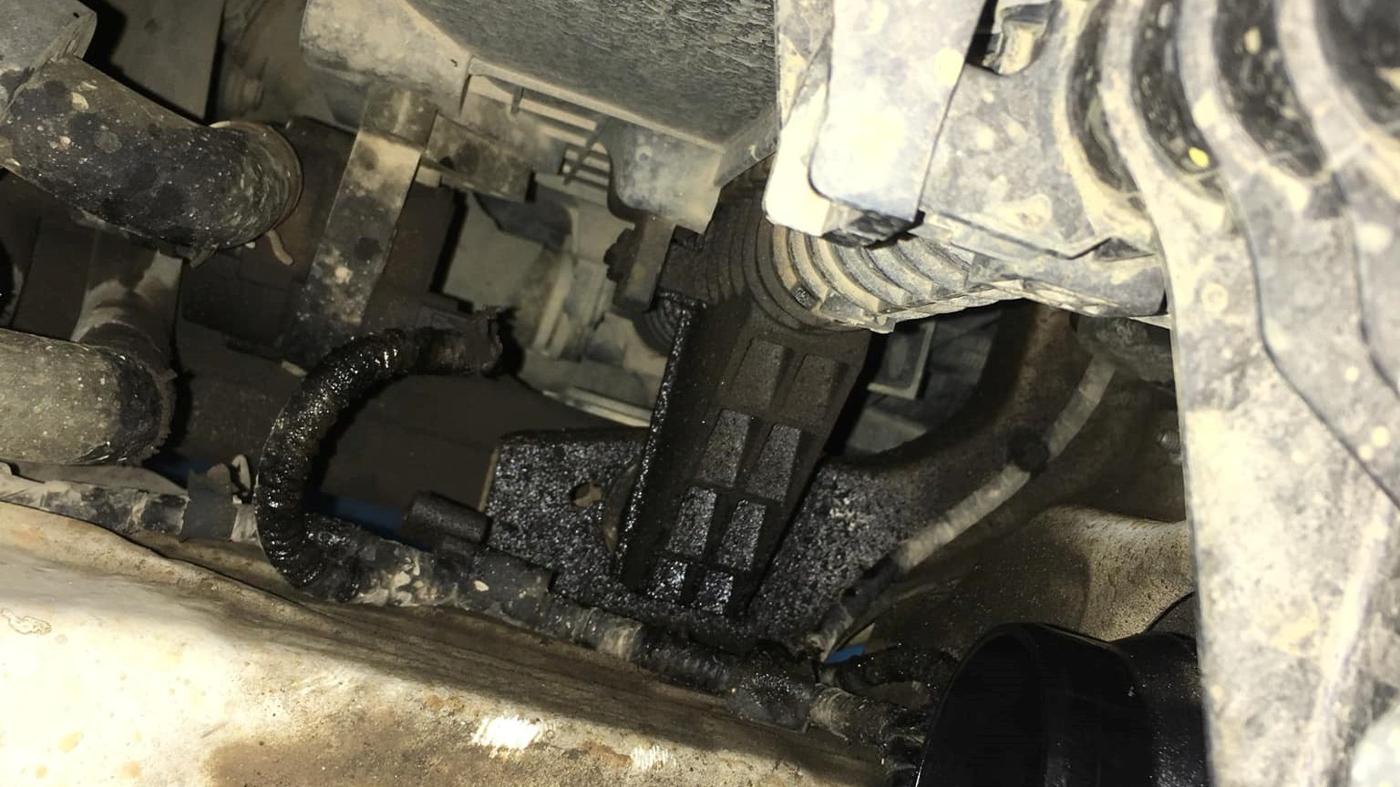 Lỗi động cơ xì dầu trên xe Ford