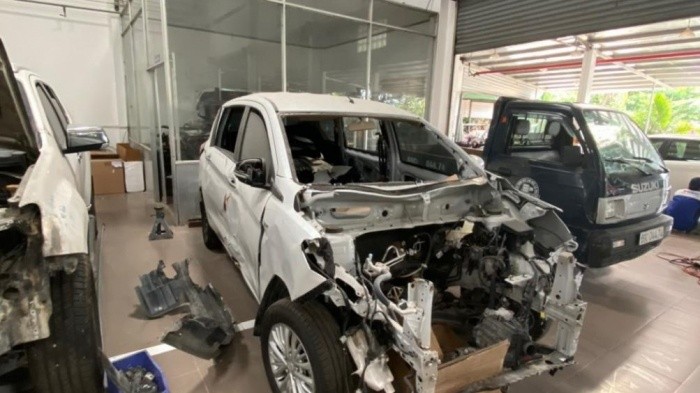 Chiếc xe được tháo tung tại gara Suzuki Ngọc Anh, nằm chờ vật tư để sửa chữa
