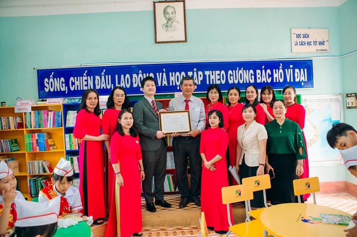 Các thầy cô giáo trường Tiểu học Ân tín đón nhận thư viện mới