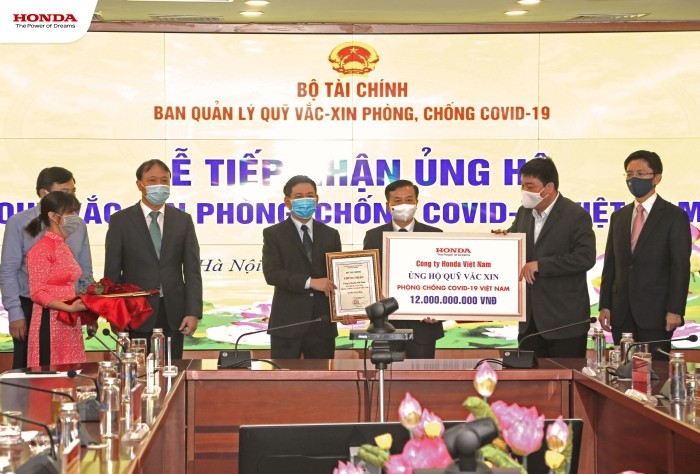 Đại diện Honda Việt Nam trao 12 tỷ đồng ủng hộ quỹ vắc xin phòng Covid-19