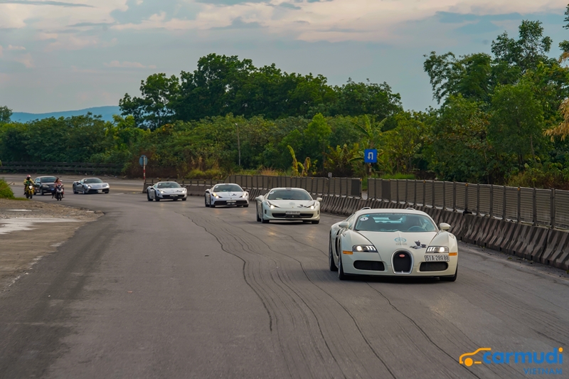 Siêu xe Bugatti Veyron “băng đèo vượt suối” ấn tượng trong Hành trình từ Trái tim