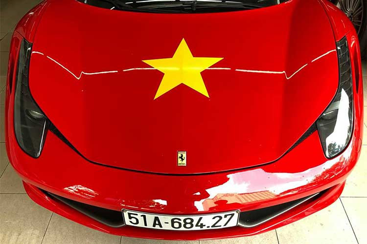 Cổ vũ U23 Việt Nam, nhiều ô tô “khoác áo” cờ đỏ sao vàng rực rỡ