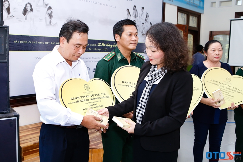 Đoàn siêu xe Cafe Trung Nguyên dừng chân trao sách tại Quy Nhơn