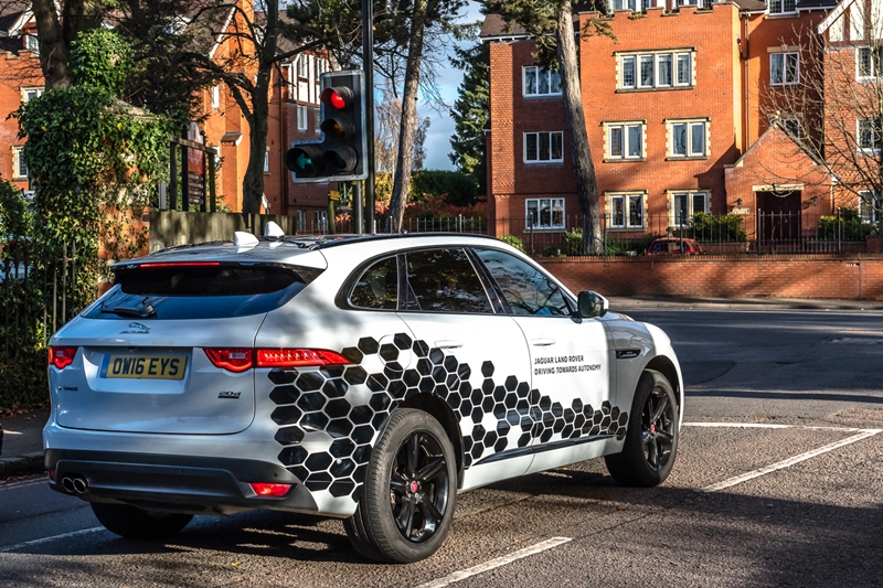 Jaguar Land Rover thử nghiệm xe kết nối thông minh trên nền tảng công nghệ kết nối