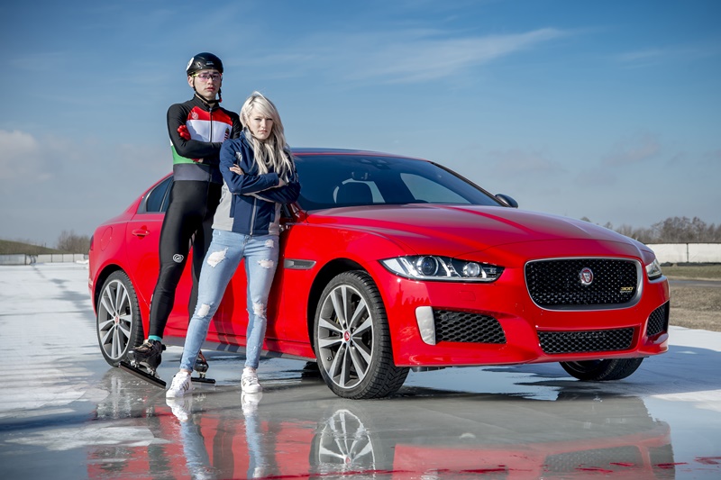 Jaguar XE 300 Sport “vượt mặt” nhà vô địch trượt băng, thiết lập kỷ lục mới 