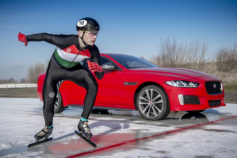 Jaguar XE 300 Sport “vượt mặt” nhà vô địch trượt băng, thiết lập kỷ lục mới 