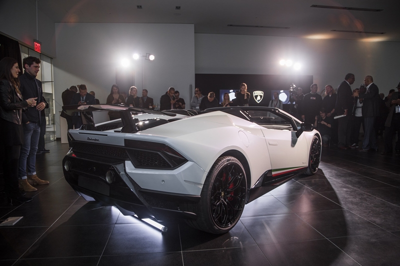 Lamborghini Huracan Performante Spyder chính thức cập bến Châu Mỹ với giá 308.000 USD
