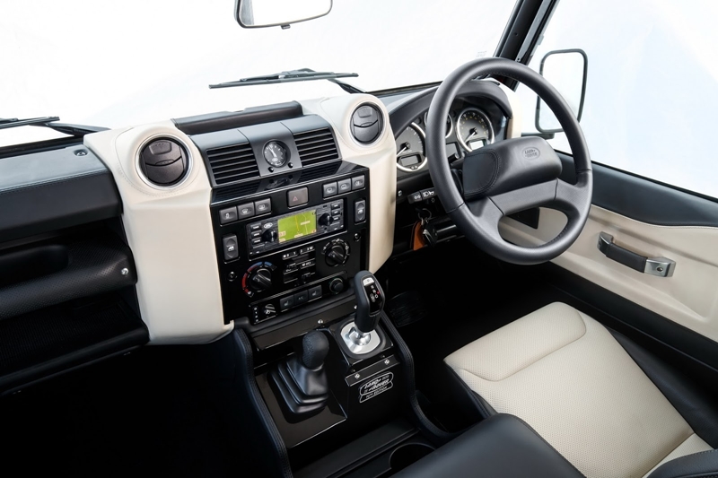 Land Rover Defender bất ngờ tái suất với phiên bản động cơ mạnh nhất