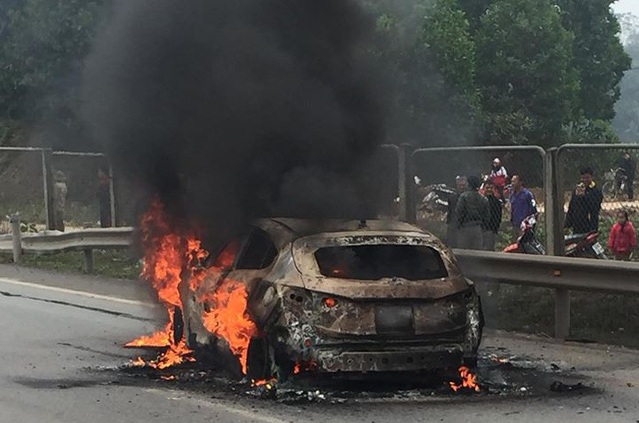 Mazda3 cháy “trơ xương” khi đang di chuyển trên cao tốc 