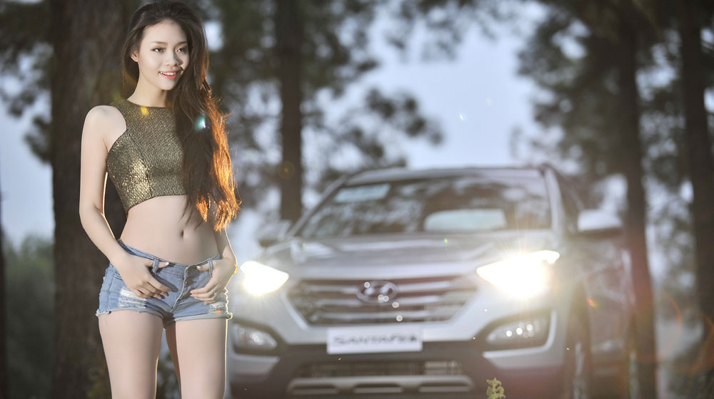 Người đẹp gợi cảm bên Hyundai SantaFe 2015