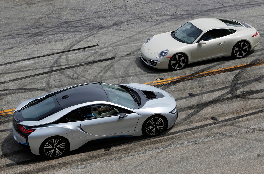 Video: BMW i8 đọ sức cùng Porsche 911 GTS
