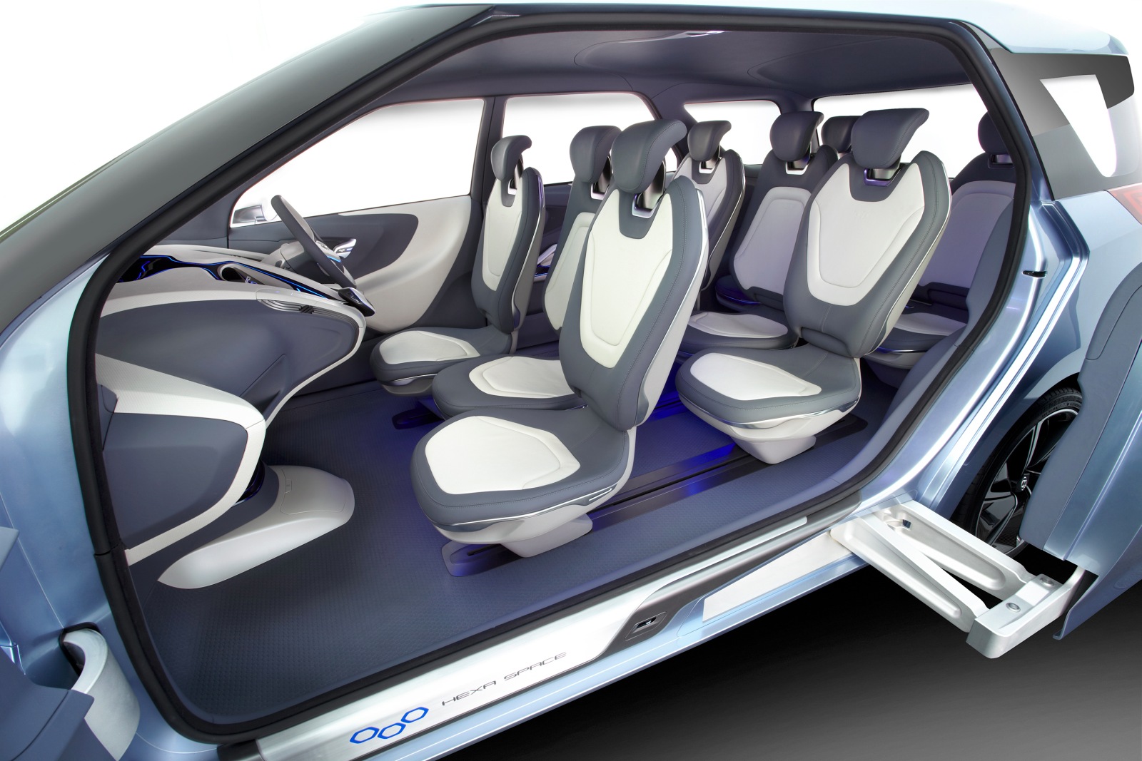 Hyundai chuẩn bị ra mắt xe 7 chỗ giống Innova