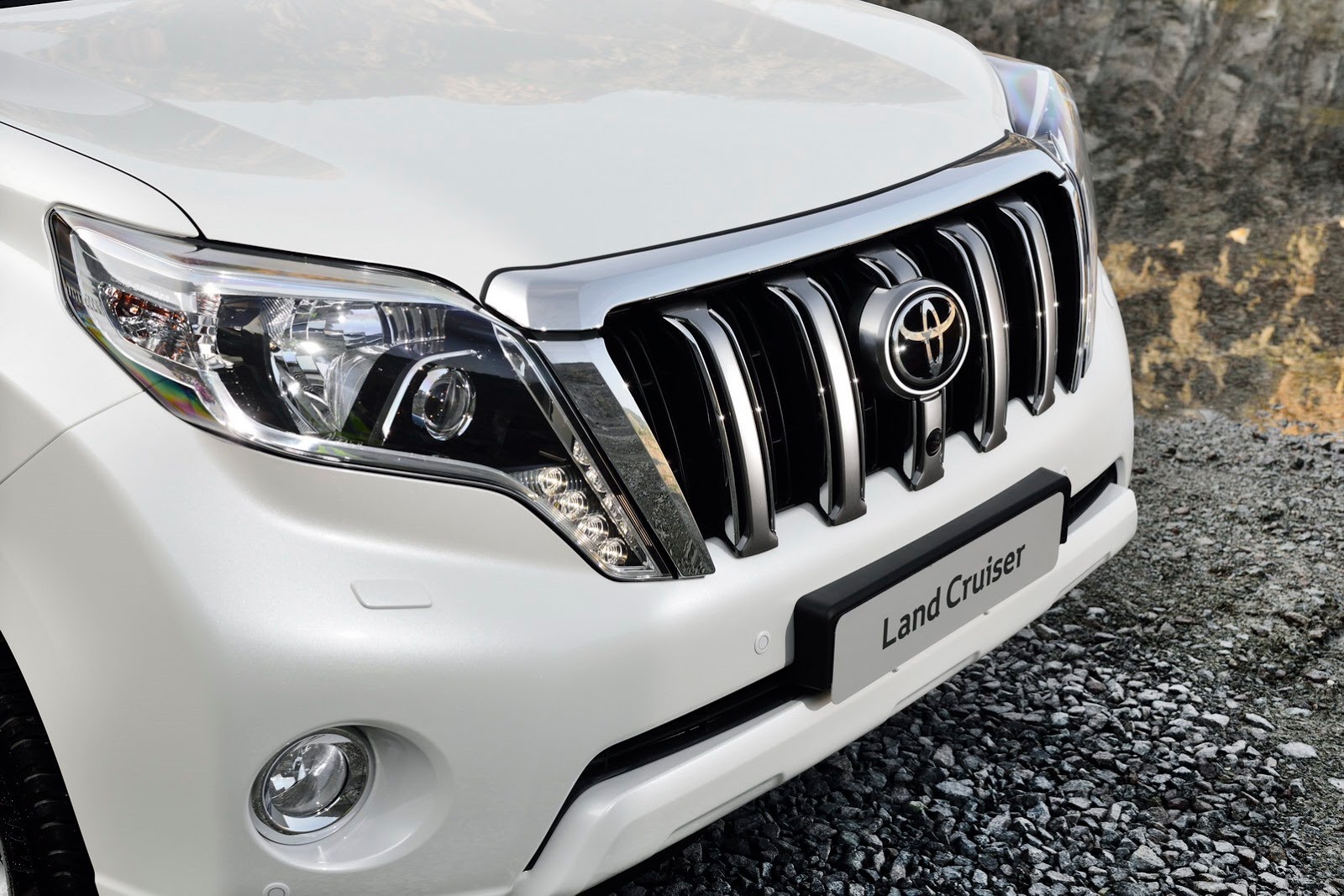 Soi chi tiết SUV tiền tỷ Toyota Land Cruiser Prado 2014