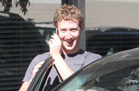 Vào top 20 người giàu nhất thế giới, ông chủ Facebook đi xe gì?
